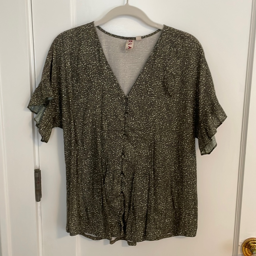 Short sleeve blouse. Size medium. Olive green.